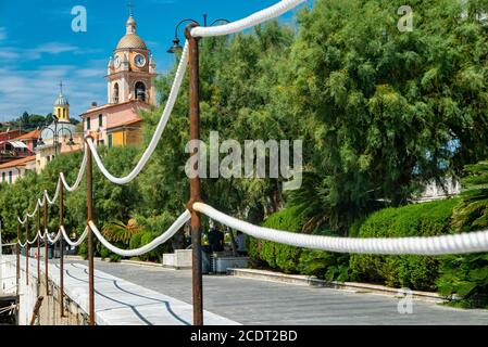 Am Wasser des Dorfes San Terenzo Stockfoto