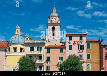 Am Wasser des Dorfes San Terenzo Stockfoto