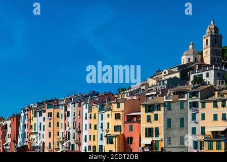 Fassaden an der Küste von Porto Venere Stockfoto