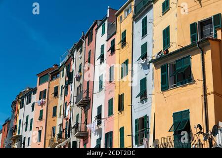 Fassaden an der Küste von Porto Venere Stockfoto