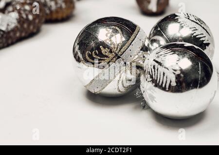 Nahaufnahme von silbernen Weihnachtsbaumschmuck. Weihnachtsdekoration Stock Foto. Weihnachtsdekorationen zum Aufhängen am Weihnachtsbaum verwendet Stockfoto