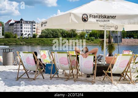 Strandbar am Ufer der Elbe in Magdeburg. Stockfoto