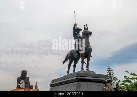 König Taksin der große zu Pferd und Luang Phor Thuad in Wat Huay Mongkol ein buddhistischer Tempel in Thap Tai, Hua hin Bezirk, Thailand Stockfoto