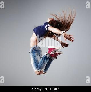 Moderne junge schöne Tänzerin auf ein Studio Hintergrund posiert Stockfoto