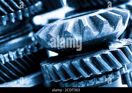 Zahnräder, Zahnräder, echte Motorelemente aus der Nähe. Schwerindustrie Stockfoto