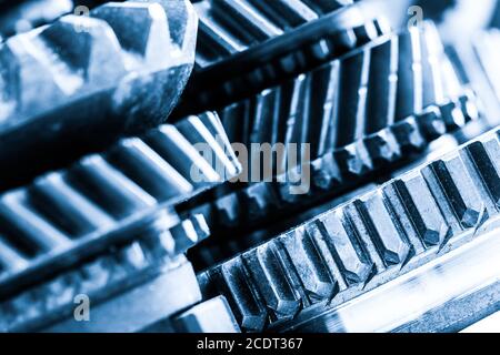 Zahnräder, Zahnräder, echte Motorelemente aus der Nähe. Schwerindustrie Stockfoto