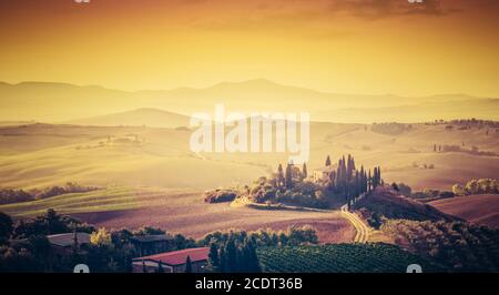 Toskana, Italien Landschaft. Super hochwertiges Panorama bei wunderbarem Sonnenaufgang. Stockfoto