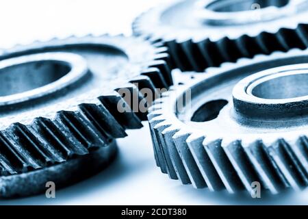 Zahnräder, Zahnräder, echte Motorelemente auf Weiß. Schwerindustrie Stockfoto