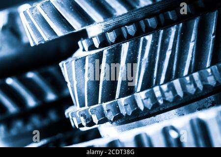 Zahnräder, Zahnräder, echte Motorelemente aus der Nähe. Schwerindustrie Stockfoto