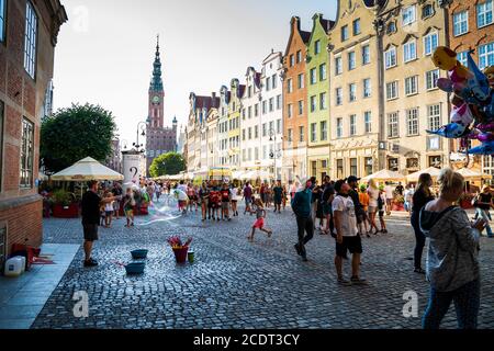 Danzig, Nordpolen - 13. August 2020: Menschen tun Freizeitaktivitäten während des Wochenendes in der wichtigsten touristischen Attraktion im Stadtzentrum Stockfoto