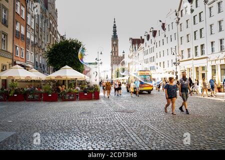 Danzig, Nordpolen - 13. August 2020: Menschen tun Freizeitaktivitäten während des Wochenendes in der wichtigsten touristischen Attraktion im Stadtzentrum Stockfoto