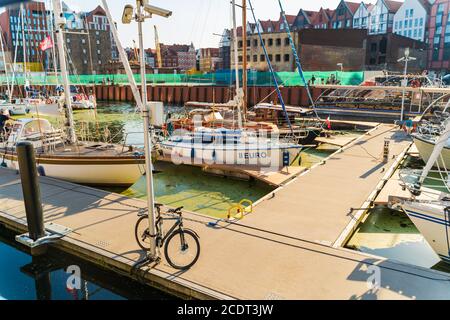 Danzig, Nordpolen - 13. August 2020: Fahrrad geparkt in einer Hafenbucht der Werft in der Nähe der ostsee Stockfoto