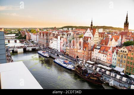 Danzig, Nordpolen - 13. August 2020: Panorama-Luftaufnahme des Motlawa-Flussdamms in der Altstadt bei Sonnenuntergang im Sommer Stockfoto