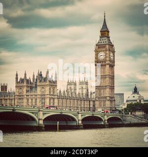 Big Ben, Westminster Bridge über die Themse in London, Großbritannien. Jahrgang Stockfoto