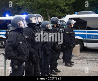 Berlin, Deutschland. August 2020. Polizisten sind am Reichstag. Quelle: Paul Zinken/dpa-Zentralbild/dpa/Alamy Live News Stockfoto