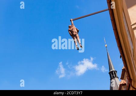 Statue von Sigmund Freud, die an einer Hand in Prag, Tschechische Republik, hängt. Stockfoto