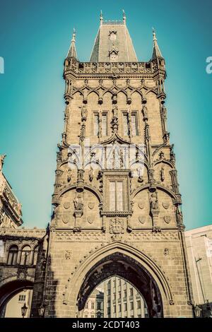 Der Pulverturm oder Prasna Brana in Prag, Tschechische Republik. Vintage Stockfoto