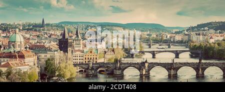 Prag, Tschechische Republik, überbrückt die Skyline mit der historischen Karlsbrücke und der Moldau. Vintage Stockfoto