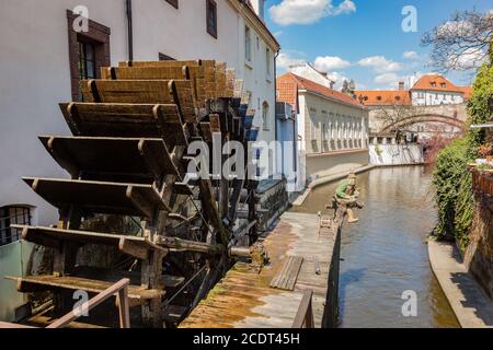 Historische Wassermühle auf Kampa Insel in Prag, Tschechische Republik. Stockfoto
