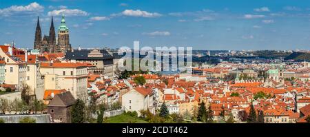 Prag, Tschechische Republik Panorama. St. Veitsdom über alten Stadt roten Dächern. Stockfoto