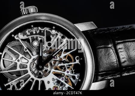 Elegante Uhr mit sichtbarem Mechanismus, Uhrwerk. Zeit, Mode, Luxus-Konzept. Stockfoto