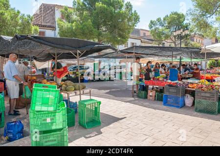 Campos, Balearen/Spanien; august 2020: Obst- und Gemüsemarkt auf dem traditionellen Straßenmarkt in Campos. Verkäufer und Käufer mit Handschuhen und m Stockfoto