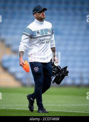 Oxford, Großbritannien. August 2020. QPR-Mitarbeiter vor Spiel während der 2020/21 hinter verschlossenen Türen Pre Season Freundschaftsspiel zwischen Oxford United und Queens Park Rangers im Kassam Stadium, Oxford, England am 29. August 2020. Foto von Andy Rowland. Kredit: Prime Media Images/Alamy Live Nachrichten Stockfoto