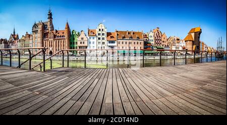 Panorama der Danziger Altstadt und des Motlawa Flusses in Polen. Blick vom Damm Stockfoto