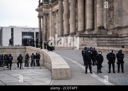 Berlin, Deutschland. August 2020. Polizisten sind am Reichstag. Quelle: Paul Zinken/dpa-Zentralbild/dpa/Alamy Live News Stockfoto