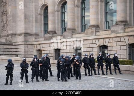 Berlin, Deutschland. August 2020. Polizisten sind am Reichstag. Quelle: Paul Zinken/dpa-Zentralbild/dpa/Alamy Live News Stockfoto