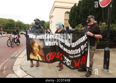 1-18 York Terrace East, Regents Park, London, 29. August 2020: Anarchistische Gruppe Class war Protest outisde 1 - 18 Yoor Terrace East in der Nähe von Regents Park, der leer bleibt und irgendwo in der Region von £184, 00000 geschätzt wird, Während viele in London und ganz Großbritannien in Armut leiden, von der vieles durch Covid19 noch verstärkt wurde, waren Sicherheitskräfte mit Hunden bei den Protesten. Kredit: Natasha Quarmby/Alamy Live Newsexpensivepro Stockfoto