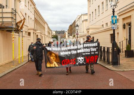 1-18 York Terrace East, Regents Park, London, 29. August 2020: Anarchistische Gruppe Class war Protest outisde 1 - 18 Yoor Terrace East in der Nähe von Regents Park, der leer bleibt und irgendwo in der Region von £184, 00000 geschätzt wird, Während viele in London und ganz Großbritannien in Armut leiden, von der vieles durch Covid19 noch verstärkt wurde, waren Sicherheitskräfte mit Hunden bei den Protesten. Kredit: Natasha Quarmby/Alamy Live Newsexpensivepro Stockfoto