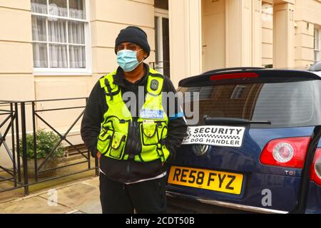 1-18 York Terrace East, Regents Park, London, 29. August 2020: Anarchistische Gruppe Class war Protest outisde 1 - 18 Yoor Terrace East in der Nähe von Regents Park, der leer bleibt und irgendwo in der Region von £184, 00000 geschätzt wird, Während viele in London und ganz Großbritannien in Armut leiden, von der vieles durch Covid19 noch verstärkt wurde, waren Sicherheitskräfte mit Hunden bei den Protesten. Kredit: Natasha Quarmby/Alamy Live Newsexpensivepro Stockfoto