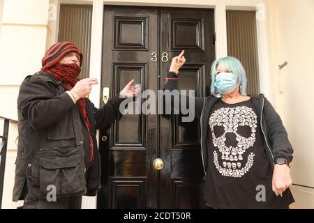 1-18 York Terrace East, Regents Park, London, 29. August 2020: Anarchistische Gruppe Class war Protest outisde 1 - 18 Yoor Terrace East in der Nähe von Regents Park, der leer bleibt und irgendwo in der Region von £184, 00000 geschätzt wird, Während viele in London und ganz Großbritannien in Armut leiden, von der vieles durch Covid19 noch verstärkt wurde, waren Sicherheitskräfte mit Hunden bei den Protesten. Kredit: Natasha Quarmby/Alamy Live Newsexpensivepro Stockfoto