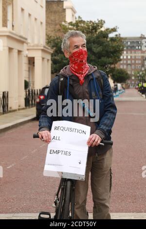 1-18 York Terrace East, Regents Park, London, 29. August 2020: Anarchistische Gruppe Class war Protest outisde 1 - 18 Yoor Terrace East in der Nähe von Regents Park, der leer bleibt und irgendwo in der Region von £184, 00000 geschätzt wird, Während viele in London und ganz Großbritannien in Armut leiden, von der vieles durch Covid19 noch verstärkt wurde, waren Sicherheitskräfte mit Hunden bei den Protesten. Kredit: Natasha Quarmby/Alamy Live Newsexpensivepro Stockfoto