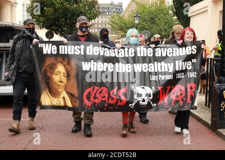 1-18 York Terrace East, Regents Park, London, 29. August 2020: Anarchistische Gruppe Class war Protest outisde 1 - 18 Yoor Terrace East in der Nähe von Regents Park, der leer bleibt und irgendwo in der Region von £184, 00000 geschätzt wird, Während viele in London und ganz Großbritannien in Armut leiden, von der vieles durch Covid19 noch verstärkt wurde, waren Sicherheitskräfte mit Hunden bei den Protesten. Kredit: Natasha Quarmby/Alamy Live Newsexpensivepro Stockfoto