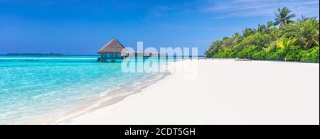 Panorama des breiten Sandstrands auf einer tropischen Insel auf den Malediven, Indischer Ozean. Stockfoto