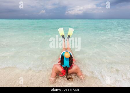 Frau mit Schnorchelmaske und Flossen bereit zum Schnorcheln im Meer, Malediven. Stockfoto