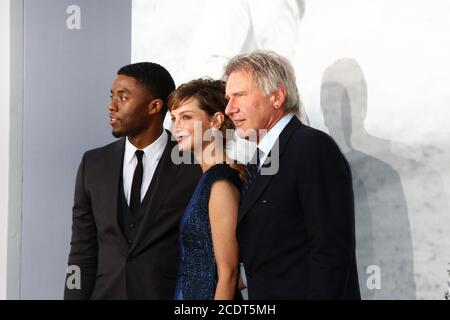 LOS ANGELES - APR 9: Chadwick Boseman, Calista Flockhart, Harrison Ford kommt bei der Premiere von '42' am 9. April 2013 im Chinese Theatre in Los Angeles, CA an Stockfoto