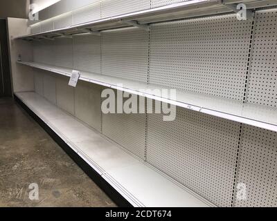 Seattle, USA – 25. März 2020: Spät am Tag leerer Toilettenpapiergang in Target City in Downtown Seattle. Stockfoto