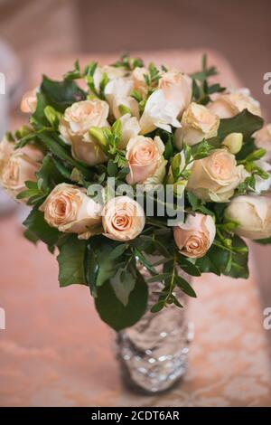 Hochzeit Bouquet foll von rosa Rosen für Valentinstag in der Vase ein der Tisch. Selektive Fokus Makro mit flachen DOF aufgenommen Stockfoto