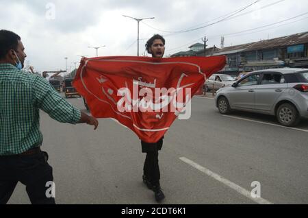 Schiitische Trauernde, die während einer muharram-Prozession in Srinagar, Indien, wegen des Überhebens von Beschränkungen festgenommen wurden. Stockfoto