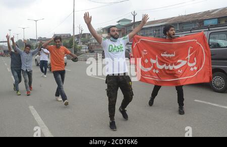 Schiitische Trauernde, die während einer muharram-Prozession in Srinagar, Indien, wegen des Überhebens von Beschränkungen festgenommen wurden. Stockfoto