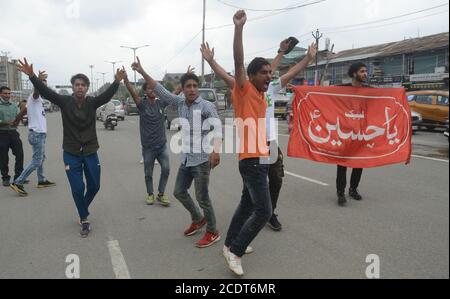 Schiitische Trauernde, die während einer muharram-Prozession in Srinagar, Indien, wegen des Überhebens von Beschränkungen festgenommen wurden. Stockfoto