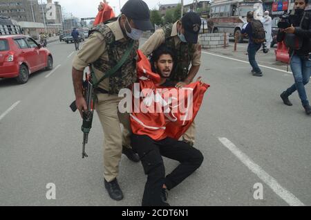 Schiitische Trauernde, die während einer muharram-Prozession in Srinagar, Indien, wegen des Überhebens von Beschränkungen festgenommen wurden. Stockfoto