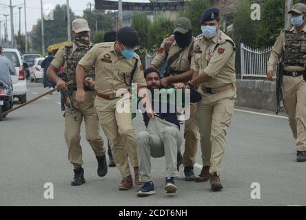 Schiitische Trauernde, die während einer muharram-Prozession in Srinagar, Indien, wegen des Überhebens von Beschränkungen festgenommen wurden. Stockfoto