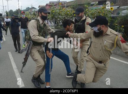 Schiitische Trauernde, die während einer muharram-Prozession in Srinagar, Indien, wegen des Überhebens von Beschränkungen festgenommen wurden. Stockfoto