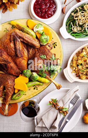 Traditioneller Thanksgiving Tisch mit truthahn und Seiten Stockfoto