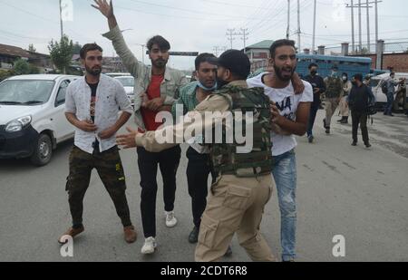 Schiitische Trauernde, die während einer muharram-Prozession in Srinagar, Indien, wegen des Überhebens von Beschränkungen festgenommen wurden. Stockfoto