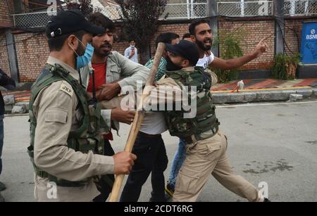 Schiitische Trauernde, die während einer muharram-Prozession in Srinagar, Indien, wegen des Überhebens von Beschränkungen festgenommen wurden. Stockfoto